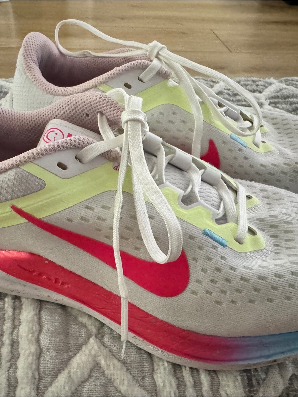 Nike Women’s White Running Sneakers with Pink Swoosh and Pastel Accents